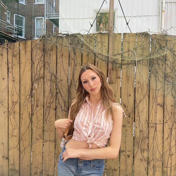 Meet your Posher, Danielle - Picture 1 of 1